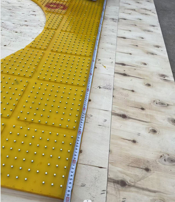 Tela giratoria personalizada de esterilla antideslizante tamaño 2100X1600 MM Material PU de color amarillo con clavos de acero