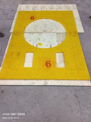 2200X1800 MM Tabla giratoria de material de alfombra antideslizante PU de color amarillo con clavos de acero