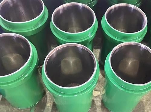 Perforación geotérmica de revestimiento mono-metálico con bomba de barro para perforación de yacimientos petrolíferos